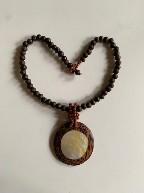 Collier/ Sautoir en perles avec pendentif en bois et nacre - ± 50 centimètres - Pendentif : ± 6 cm
