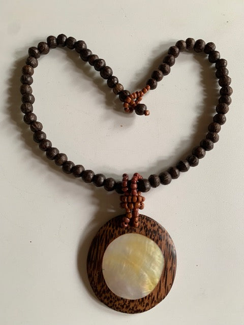 Collier/ Sautoir en perles avec pendentif en bois et nacre - ± 50 centimètres - Pendentif : ± 6 cm