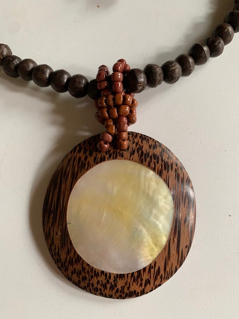 Collier/ Sautoir en perles avec pendentif en bois et nacre - ± 50 centimètres - Pendentif : ± 6 cm