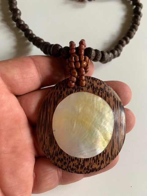 Collier/ Sautoir en perles avec pendentif en bois et nacre - ± 50 centimètres - Pendentif : ± 6 cm