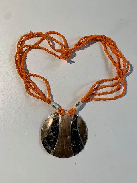 Collier/ Sautoir en perles avec pendentif en bois et nacre - ± 50 centimètres - Pendentif : ± 6 cm