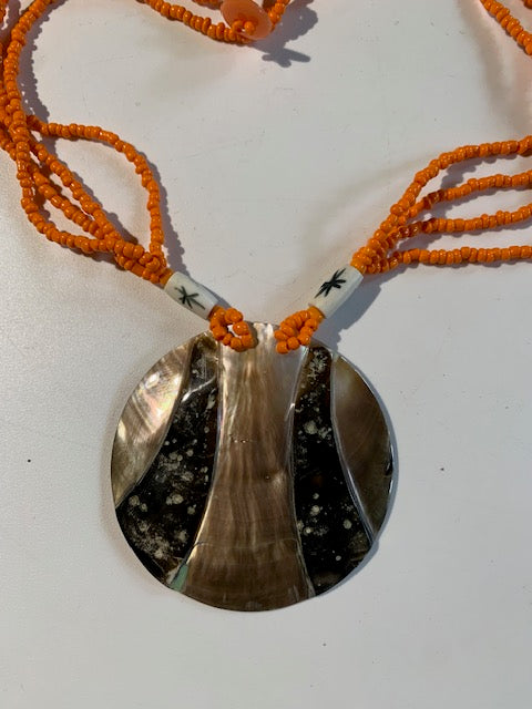 Collier/ Sautoir en perles avec pendentif en bois et nacre - ± 50 centimètres - Pendentif : ± 6 cm