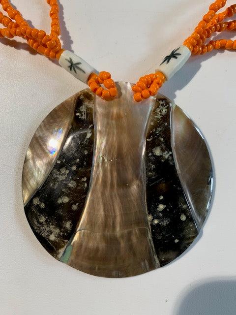 Collier/ Sautoir en perles avec pendentif en bois et nacre - ± 50 centimètres - Pendentif : ± 6 cm