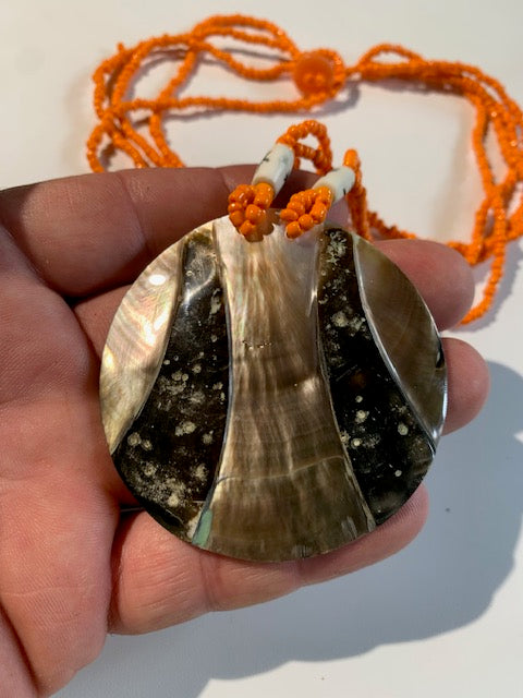 Collier/ Sautoir en perles avec pendentif en bois et nacre - ± 50 centimètres - Pendentif : ± 6 cm