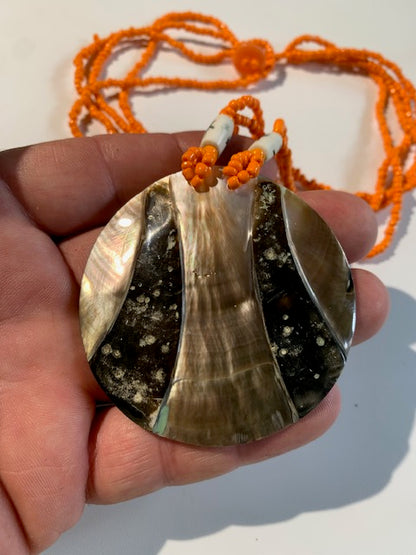 Collier/ Sautoir en perles avec pendentif en bois et nacre - ± 50 centimètres - Pendentif : ± 6 cm