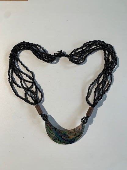 Collier/ Sautoir en perles de bois avec pendentif en nacre - ± 50 centimètres - Pendentif : ± 6,5 x 4 cm