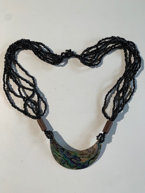 Collier/ Sautoir en perles de bois avec pendentif en nacre - ± 50 centimètres - Pendentif : ± 6,5 x 4 cm