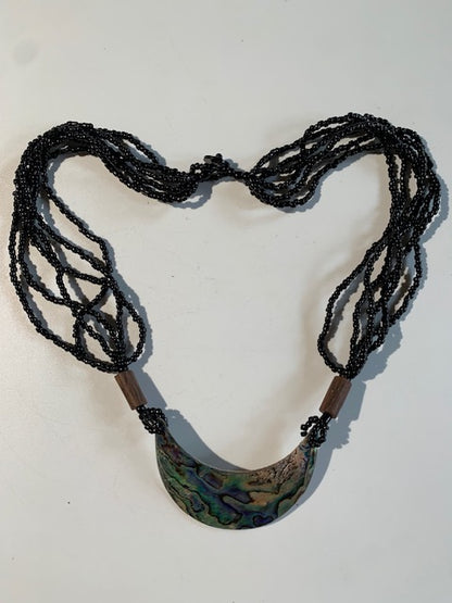 Collier/ Sautoir en perles de bois avec pendentif en nacre - ± 50 centimètres - Pendentif : ± 6,5 x 4 cm