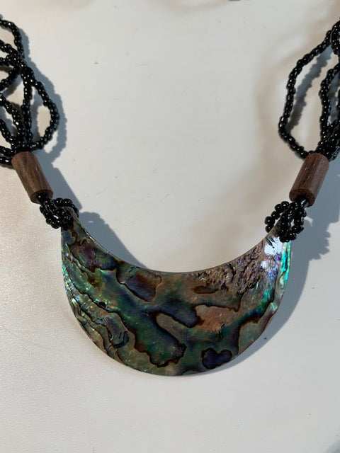 Collier/ Sautoir en perles de bois avec pendentif en nacre - ± 50 centimètres - Pendentif : ± 6,5 x 4 cm