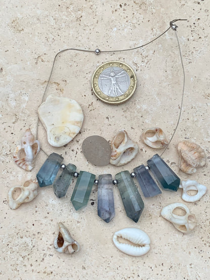 Fluorite bleue, set de 7 cristaux percés de 18 à 27 mm x 7 à 8 x 5 à 7. Qualité AA à AAA, parfait pour être monter en bijoux ou collection !