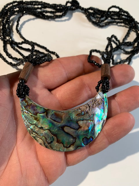Collier/ Sautoir en perles de bois avec pendentif en nacre - ± 50 centimètres - Pendentif : ± 6,5 x 4 cm