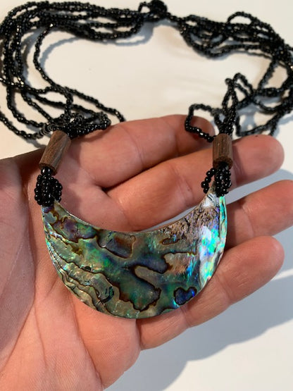 Collier/ Sautoir en perles de bois avec pendentif en nacre - ± 50 centimètres - Pendentif : ± 6,5 x 4 cm