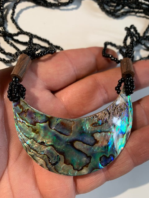 Collier/ Sautoir en perles de bois avec pendentif en nacre - ± 50 centimètres - Pendentif : ± 6,5 x 4 cm