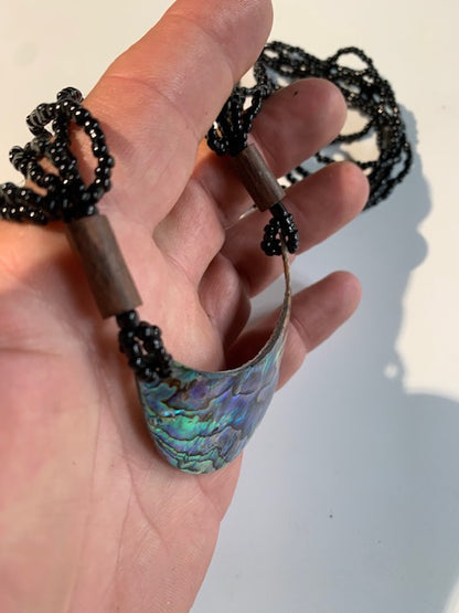 Collier/ Sautoir en perles de bois avec pendentif en nacre - ± 50 centimètres - Pendentif : ± 6,5 x 4 cm