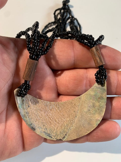 Collier/ Sautoir en perles de bois avec pendentif en nacre - ± 50 centimètres - Pendentif : ± 6,5 x 4 cm