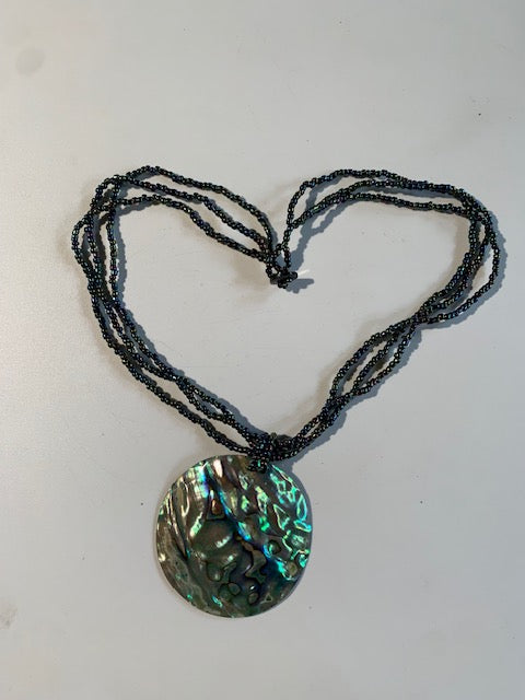 Collier/ Sautoir en perles avec pendentif en nacre - ± 50 centimètres - Pendentif : ± 6 cm