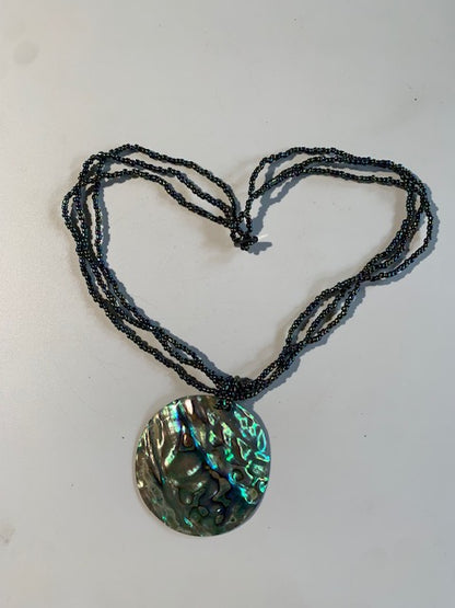 Collier/ Sautoir en perles avec pendentif en nacre - ± 50 centimètres - Pendentif : ± 6 cm