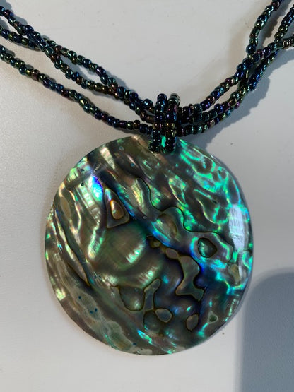Collier/ Sautoir en perles avec pendentif en nacre - ± 50 centimètres - Pendentif : ± 6 cm
