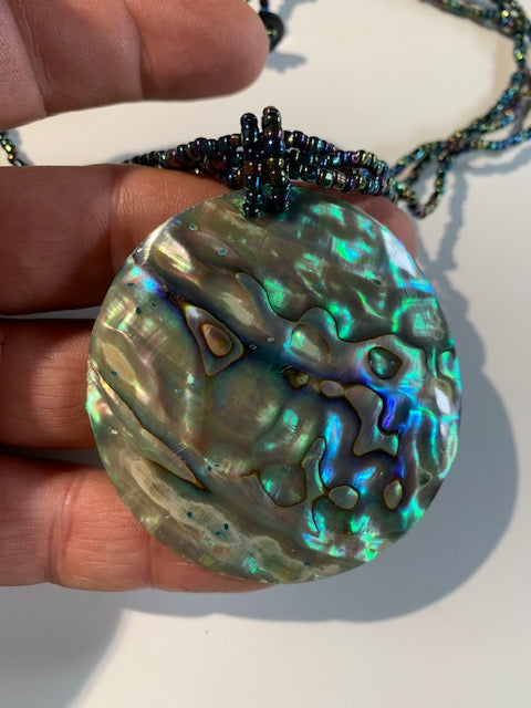 Collier/ Sautoir en perles avec pendentif en nacre - ± 50 centimètres - Pendentif : ± 6 cm