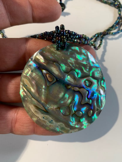 Collier/ Sautoir en perles avec pendentif en nacre - ± 50 centimètres - Pendentif : ± 6 cm