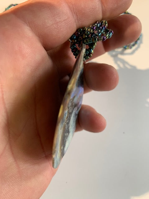 Collier/ Sautoir en perles avec pendentif en nacre - ± 50 centimètres - Pendentif : ± 6 cm