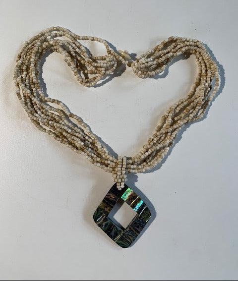 Collier/ Sautoir en perles avec pendentif en nacre - ± 50 centimètres - Pendentif : ± 5,5 x 5 cm