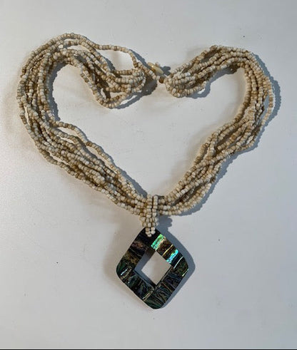 Collier/ Sautoir en perles avec pendentif en nacre - ± 50 centimètres - Pendentif : ± 5,5 x 5 cm