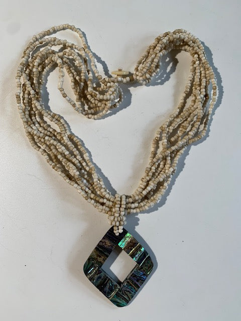 Collier/ Sautoir en perles avec pendentif en nacre - ± 50 centimètres - Pendentif : ± 5,5 x 5 cm