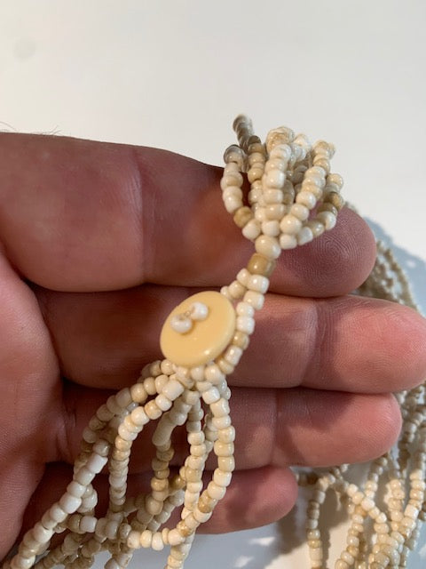Collier/ Sautoir en perles avec pendentif en nacre - ± 50 centimètres - Pendentif : ± 5,5 x 5 cm