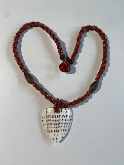 Collier/ Sautoir en perles avec pendentif en nacre - ± 50 centimètres - Pendentif : ± 4,5 x 4 cm