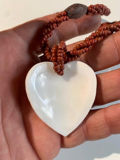 Collier/ Sautoir en perles avec pendentif en nacre - ± 50 centimètres - Pendentif : ± 4,5 x 4 cm