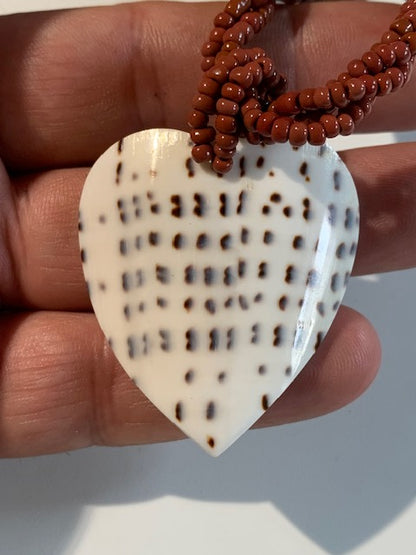 Collier/ Sautoir en perles avec pendentif en nacre - ± 50 centimètres - Pendentif : ± 4,5 x 4 cm