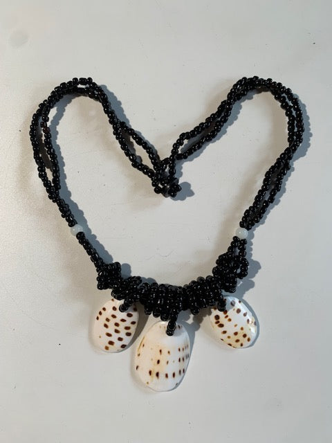 Collier/ Sautoir en perles avec pendentif en nacre - ± 50 centimètres - Pendentif panoramique : ± 7 x 4 cm