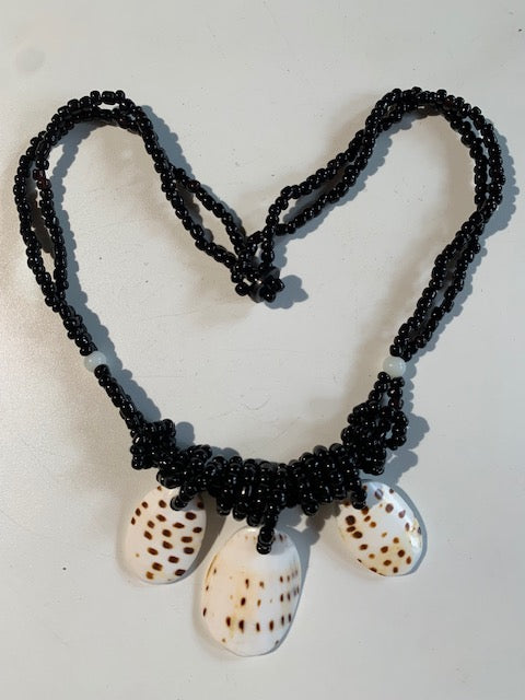 Collier/ Sautoir en perles avec pendentif en nacre - ± 50 centimètres - Pendentif panoramique : ± 7 x 4 cm