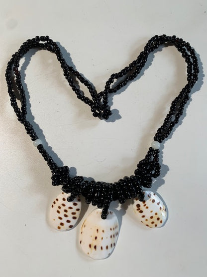 Collier/ Sautoir en perles avec pendentif en nacre - ± 50 centimètres - Pendentif panoramique : ± 7 x 4 cm