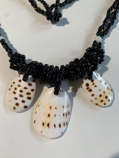 Collier/ Sautoir en perles avec pendentif en nacre - ± 50 centimètres - Pendentif panoramique : ± 7 x 4 cm