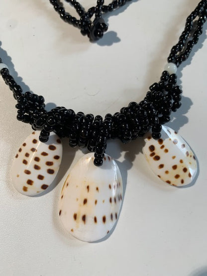 Collier/ Sautoir en perles avec pendentif en nacre - ± 50 centimètres - Pendentif panoramique : ± 7 x 4 cm
