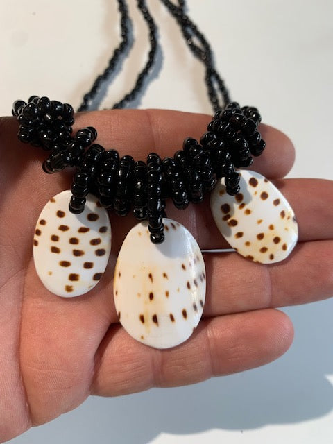 Collier/ Sautoir en perles avec pendentif en nacre - ± 50 centimètres - Pendentif panoramique : ± 7 x 4 cm