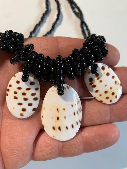 Collier/ Sautoir en perles avec pendentif en nacre - ± 50 centimètres - Pendentif panoramique : ± 7 x 4 cm