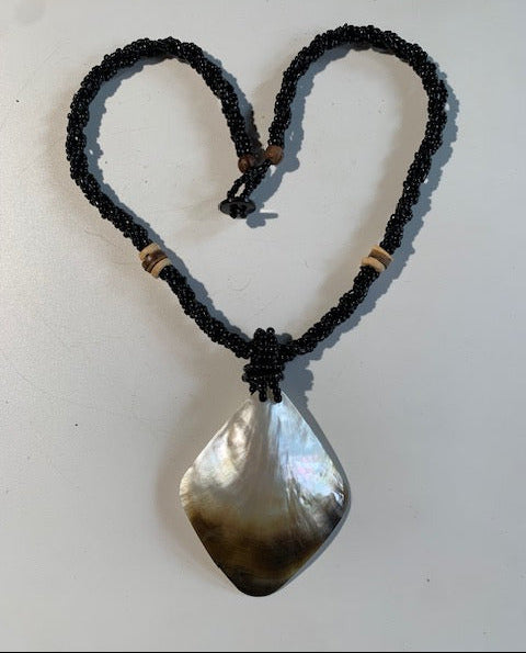 Collier/ Sautoir en perles avec pendentif en nacre - ± 50 centimètres - Pendentif : ± 6,5 x 5,5 cm