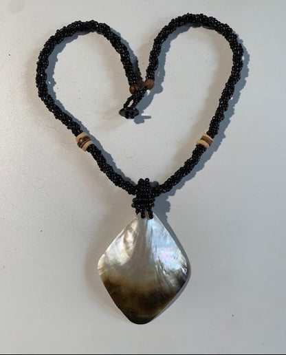 Collier/ Sautoir en perles avec pendentif en nacre - ± 50 centimètres - Pendentif : ± 6,5 x 5,5 cm