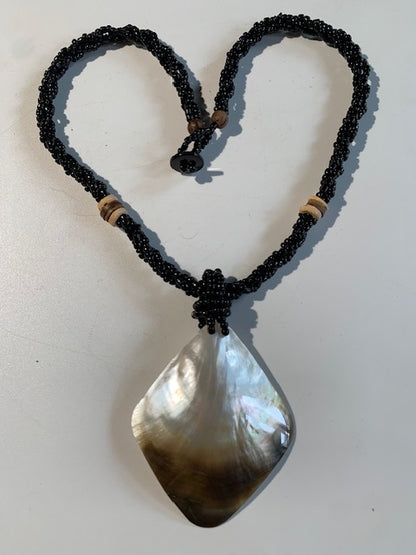 Collier/ Sautoir en perles avec pendentif en nacre - ± 50 centimètres - Pendentif : ± 6,5 x 5,5 cm