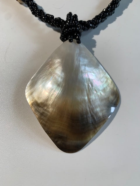 Collier/ Sautoir en perles avec pendentif en nacre - ± 50 centimètres - Pendentif : ± 6,5 x 5,5 cm