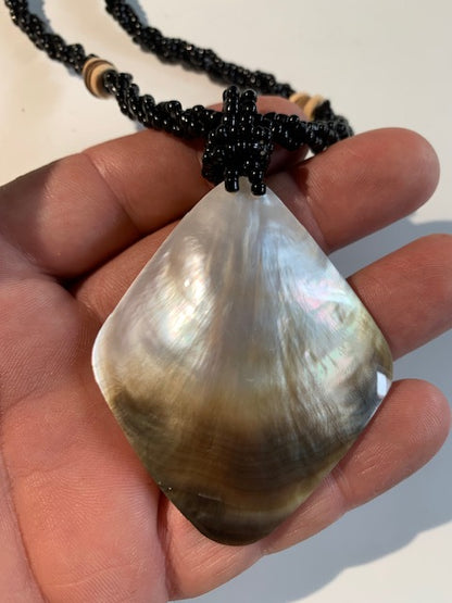 Collier/ Sautoir en perles avec pendentif en nacre - ± 50 centimètres - Pendentif : ± 6,5 x 5,5 cm