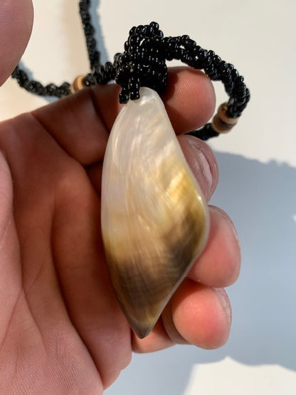 Collier/ Sautoir en perles avec pendentif en nacre - ± 50 centimètres - Pendentif : ± 6,5 x 5,5 cm