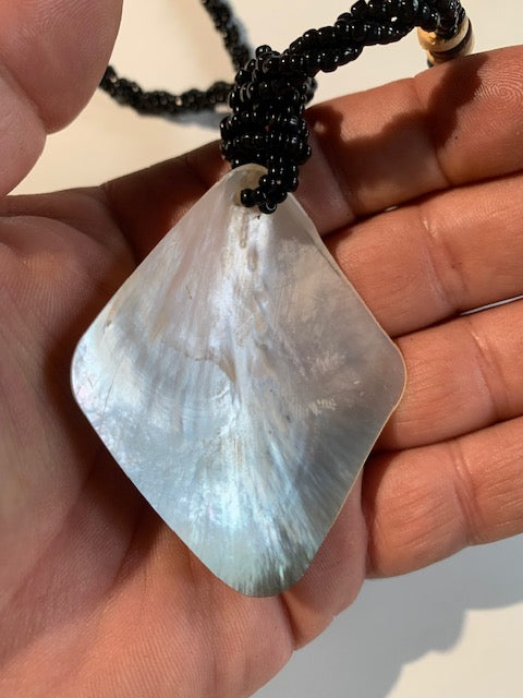 Collier/ Sautoir en perles avec pendentif en nacre - ± 50 centimètres - Pendentif : ± 6,5 x 5,5 cm