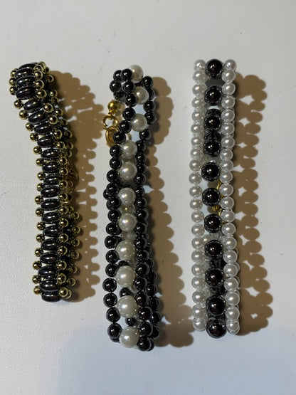 Collection de bracelets multi-rangs en nacre et hématite à fermoir de type 'homard' - Vendu à l'unité
