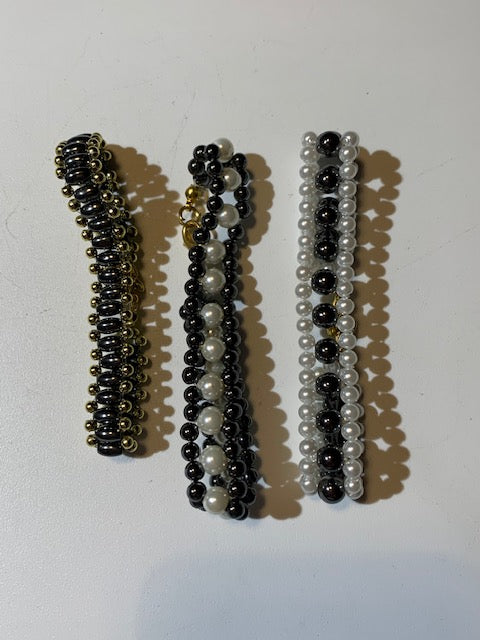 Collection de bracelets multi-rangs en nacre et hématite à fermoir de type 'homard' - Vendu à l'unité