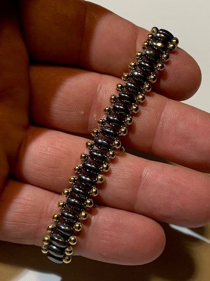 Collection de bracelets multi-rangs en nacre et hématite à fermoir de type 'homard' - Vendu à l'unité