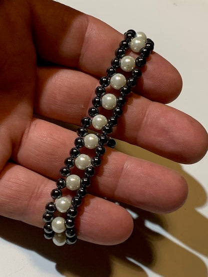 Collection de bracelets multi-rangs en nacre et hématite à fermoir de type 'homard' - Vendu à l'unité